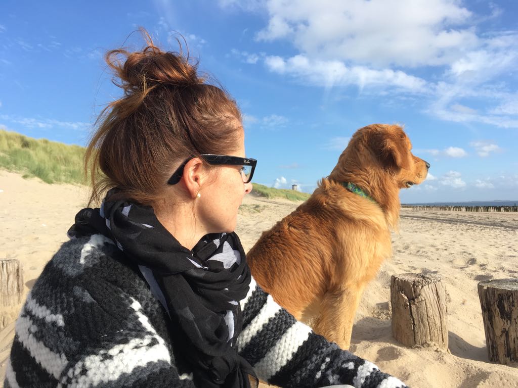Dogs and Kids-Ueber mich-Claudia Peter-Plum mit Bodhi am Strand